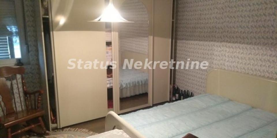 Kać-Kuća na Velikom Placu 2270m2 Pogodna za Poslovnu Delatnost-065/385 8880