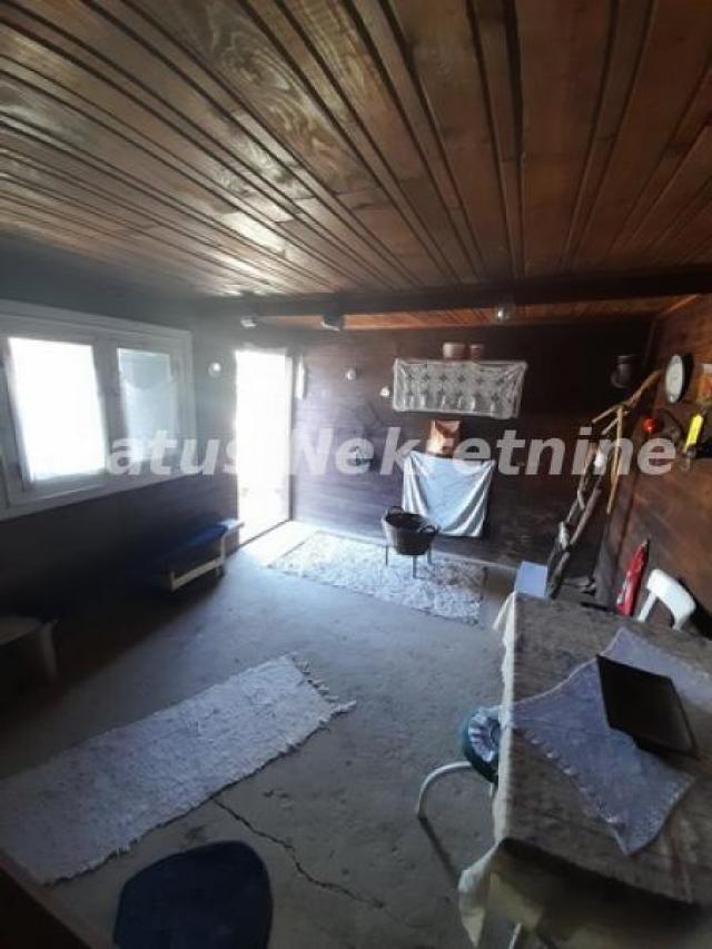 Bukovac-Mala Rustična Vikendica na Placu od 2934 m2-065/385 8880