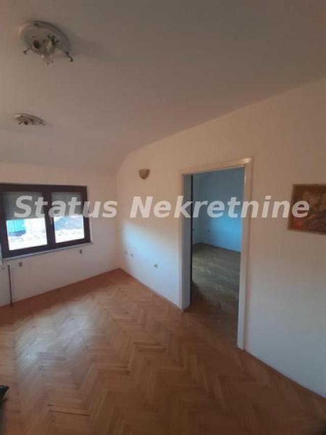 Futog-spratna Porodična kuća 200 m2 sa dva lokala i tri stana u blizini glavnog puta-065/385 8880