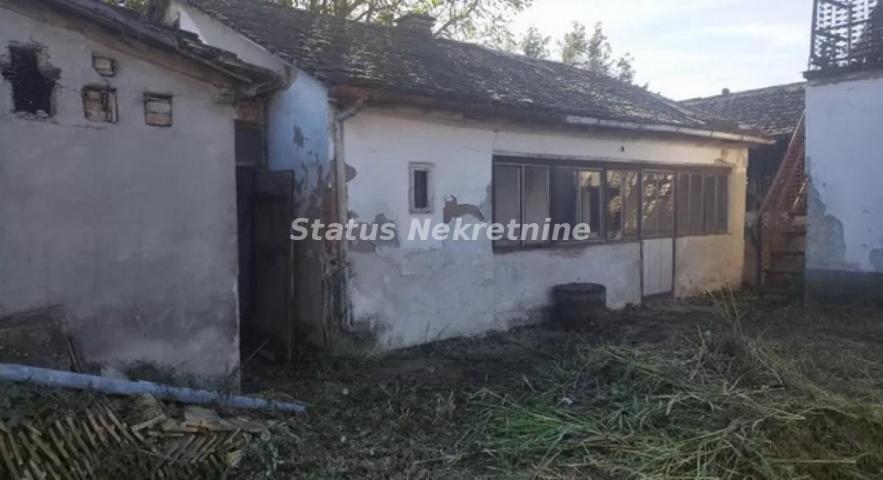 Futog-Ruševna kuća u Mirnom kraju na Placu od 1360 m2 u blizini Dunava-065/385 8880