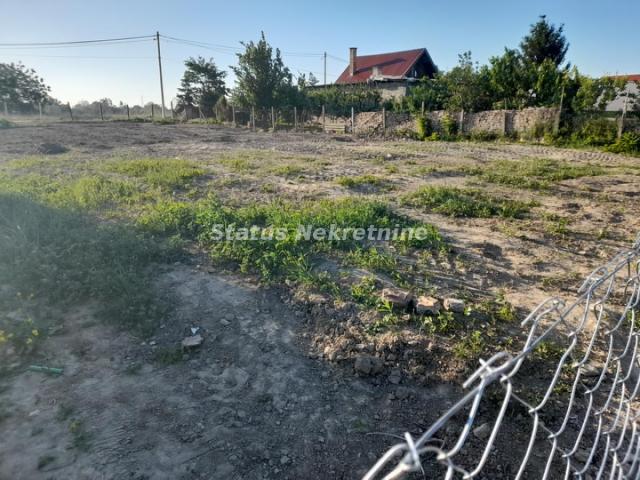 Veternik-Odmah Useljiv Ograđen Plac 880 m2 pogodan za Parking-065/385 8880