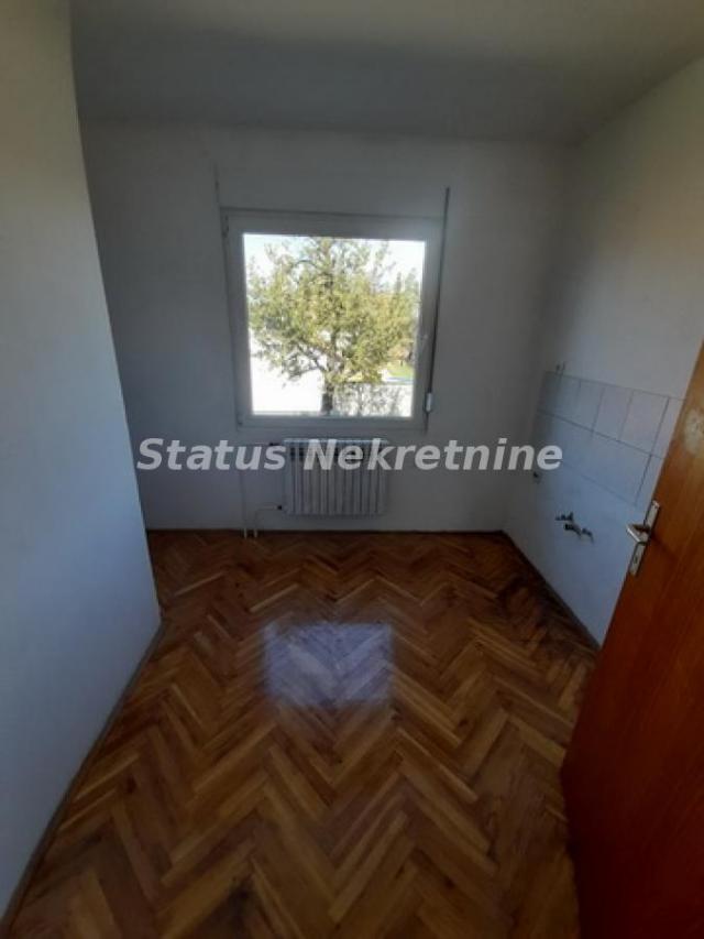 Veternik-Useljiva Porodična kuće 164 m2 na Placu od 510 m2-065/385 8880