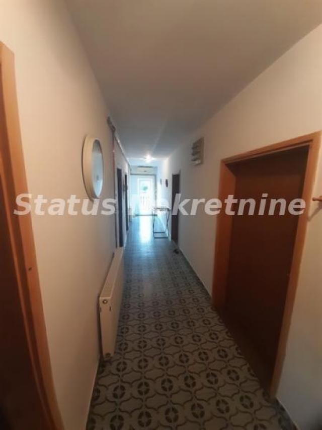 Futog-spratna Porodična kuća 200 m2 sa dva lokala i tri stana u blizini glavnog puta-065/385 8880