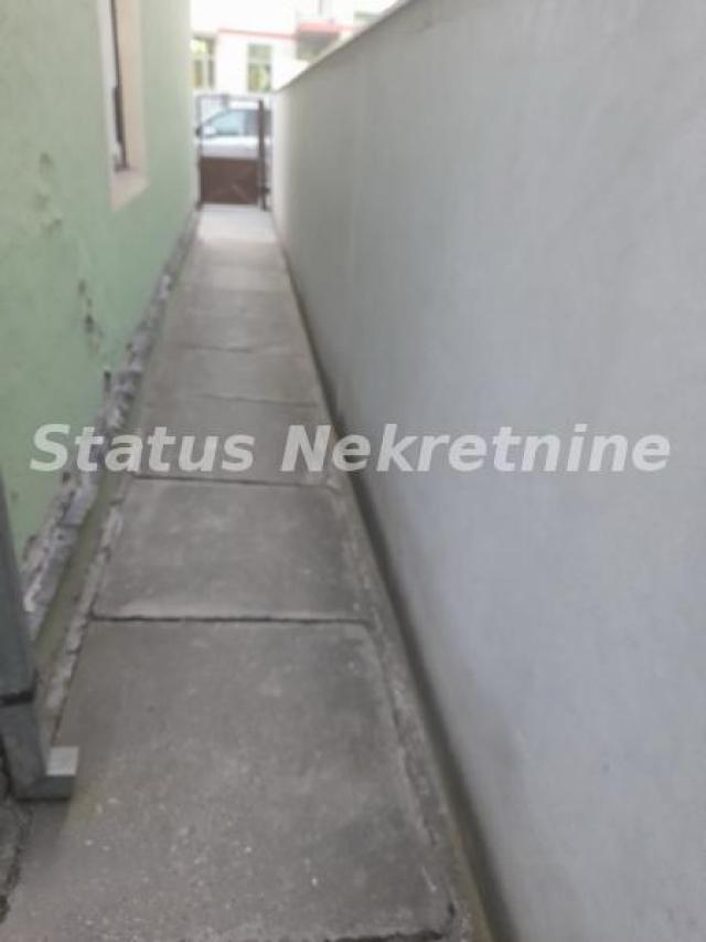 Salajka-Useljiva dvorišna manja kuća 66 m2 u blizini tržnog centra Big-a-065/385 8880