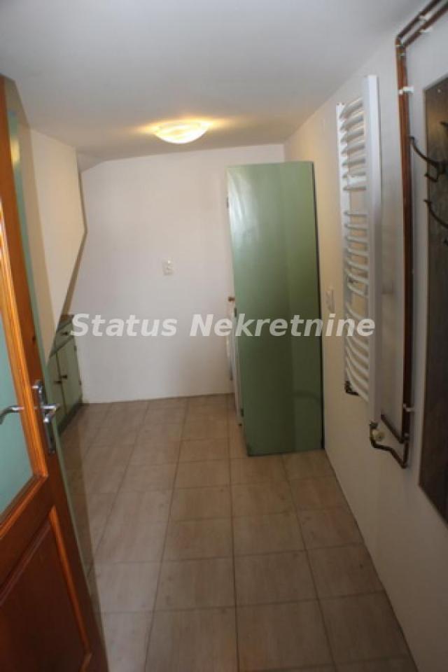 Sremska Kamenica-Porodična kuća 300 m2 u blizini Instituta-065/385 8880