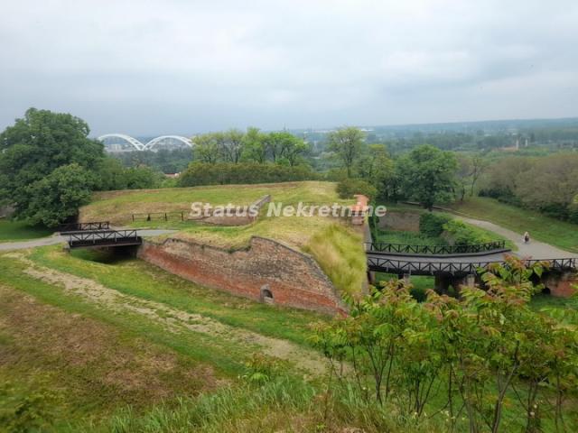 Petrovaradin-Četvorosoban stan 188 m2 u Gradiću ispod Tvrđave za Probrane kupce i za Biznis