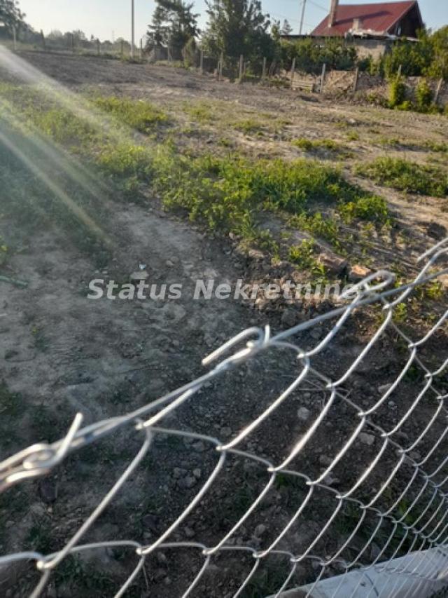 Veternik-Odmah Useljiv Ograđen Plac 880 m2 pogodan za Parking-065/385 8880