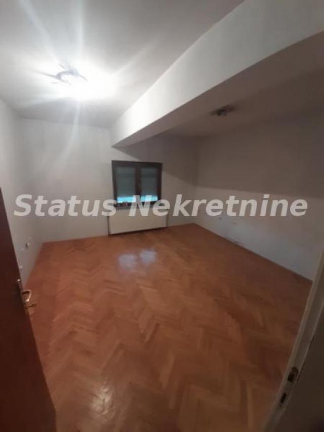 Futog-spratna Porodična kuća 200 m2 sa dva lokala i tri stana u blizini glavnog puta-065/385 8880