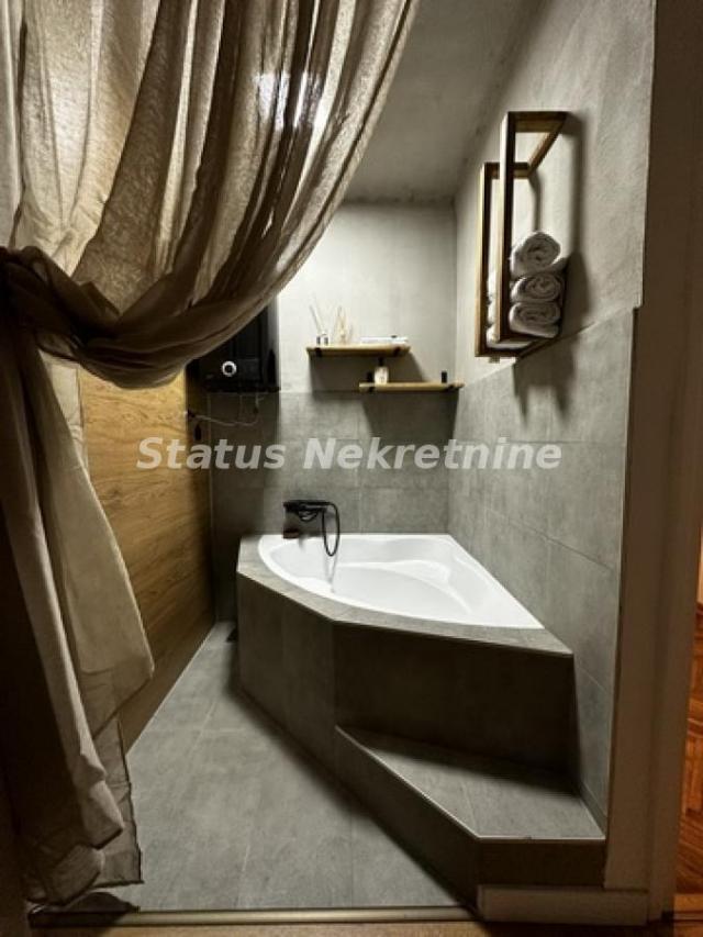 Centar-Luksuzan Trosoban stan 72 m2 na Prestižnoj Lokaciji-065/385 8880