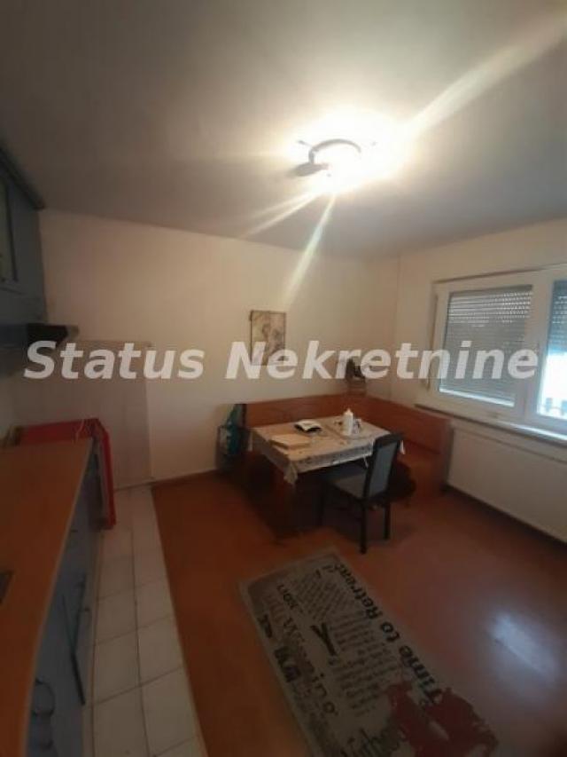 Futog-spratna Porodična kuća 200 m2 sa dva lokala i tri stana u blizini glavnog puta-065/385 8880