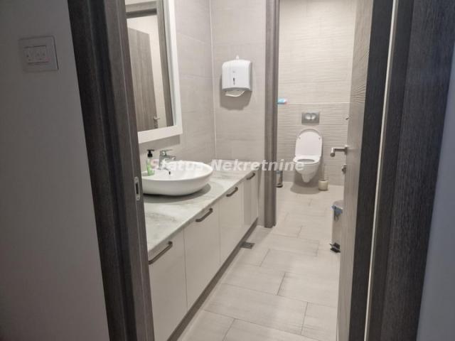 širi Centar-Useljiv Lokal 289 m2 u blizini Centra grada-065/385 8880