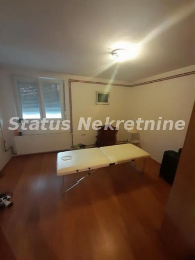 Futog-spratna Porodična kuća 200 m2 sa dva lokala i tri stana u blizini glavnog puta-065/385 8880