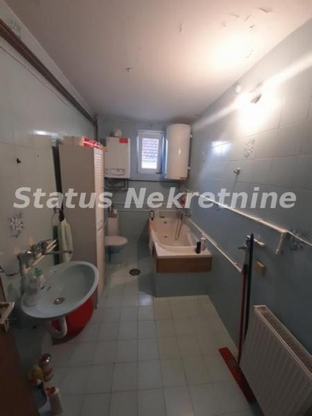 Futog-spratna Porodična kuća 200 m2 sa dva lokala i tri stana u blizini glavnog puta-065/385 8880