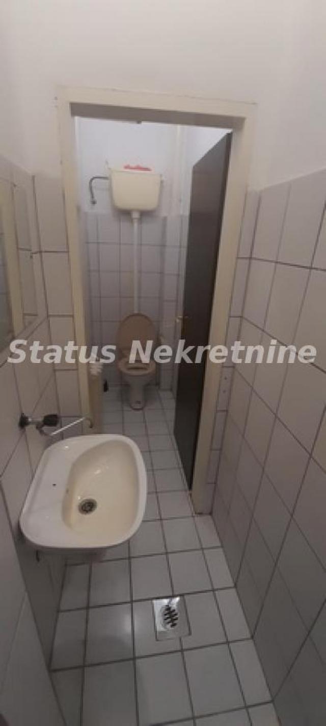 Podbara-Lep Poslovni Prostor 40 m2 u Prizemlju sa pogodan za kancelarije-Zakupnina 400e-065/385 8880