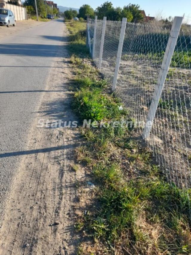 Veternik-Odmah Useljiv Ograđen Plac 880 m2 pogodan za Parking-065/385 8880