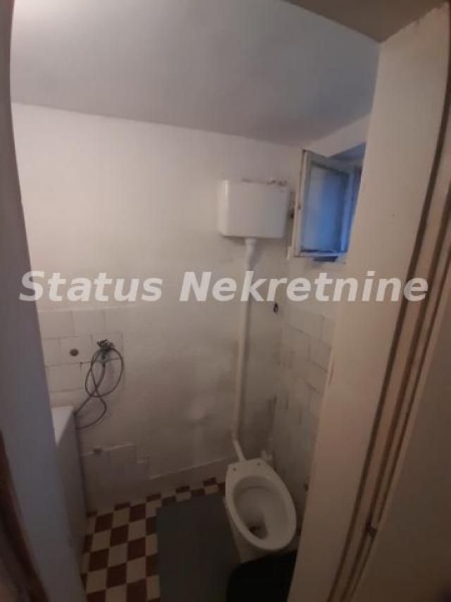 Salajka-Useljiva dvorišna manja kuća 66 m2 u blizini tržnog centra Big-a-065/385 8880