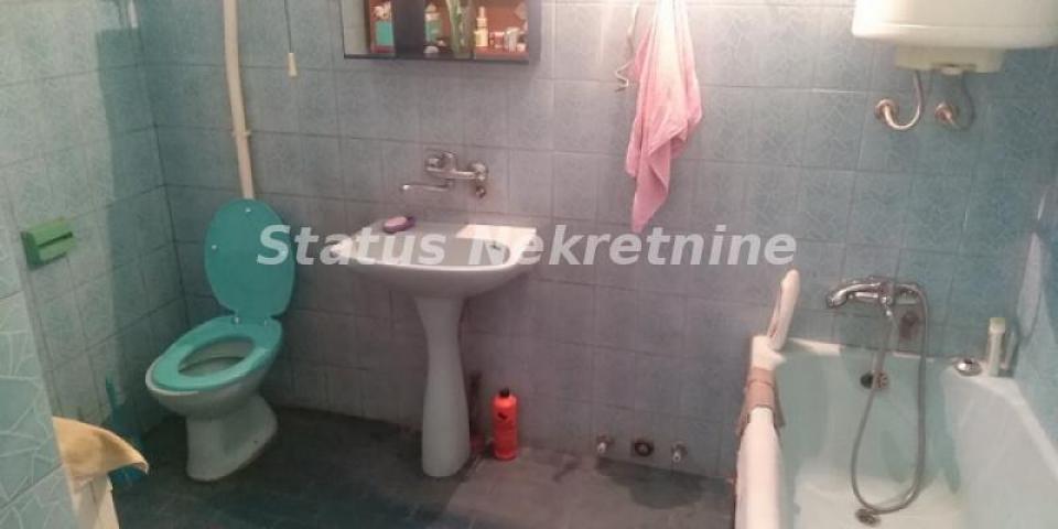 Kać-Kuća na Velikom Placu 2270m2 Pogodna za Poslovnu Delatnost-065/385 8880