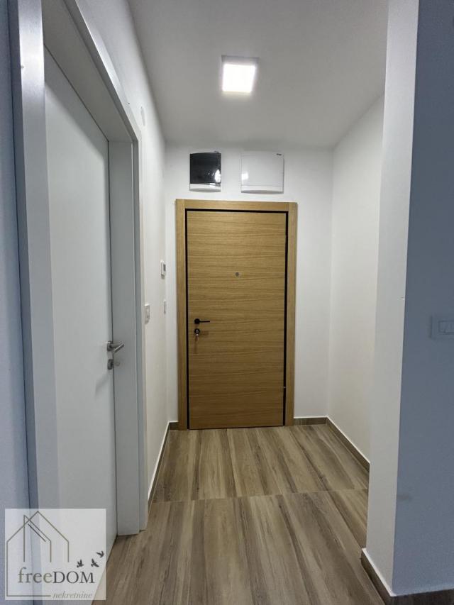 Dvosoban stan 42m2 sa parking mestom - mala, moderna zgrada