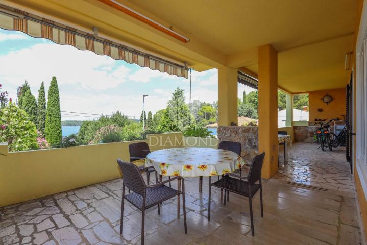 EXKLUSIV! Apartment mit großzügiger Terrasse in einer ruhigen Straße