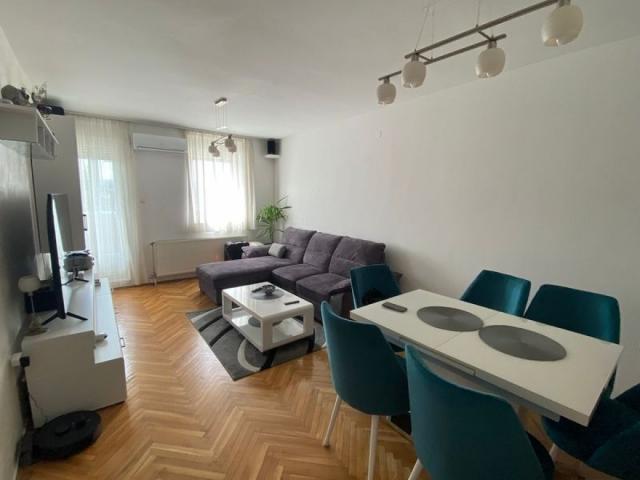 Komplet renoviran, namešten stan na Naselju 62m2