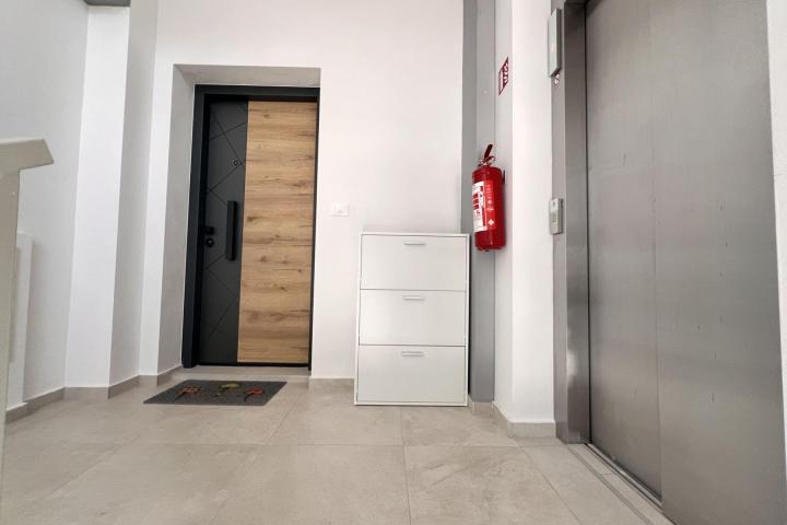 Pula, Vidikovac - vrhunski trosobni smarthome u novogradnji s liftom na top lokaciji, NKP 105, 17 m2