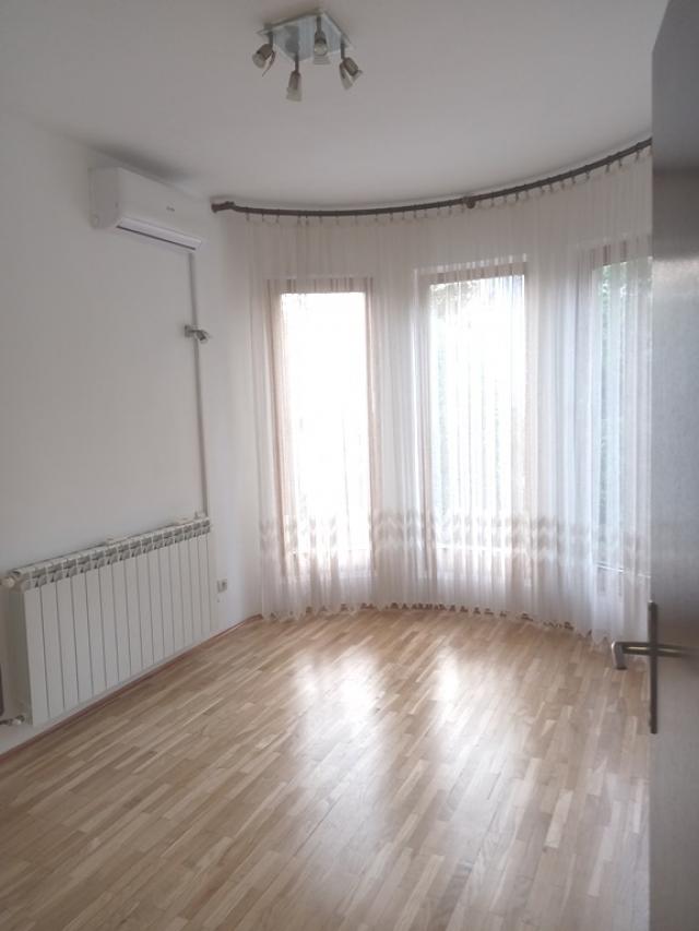 VOZDOVAC LEKINO BRDO 240m2 , T , 2000e