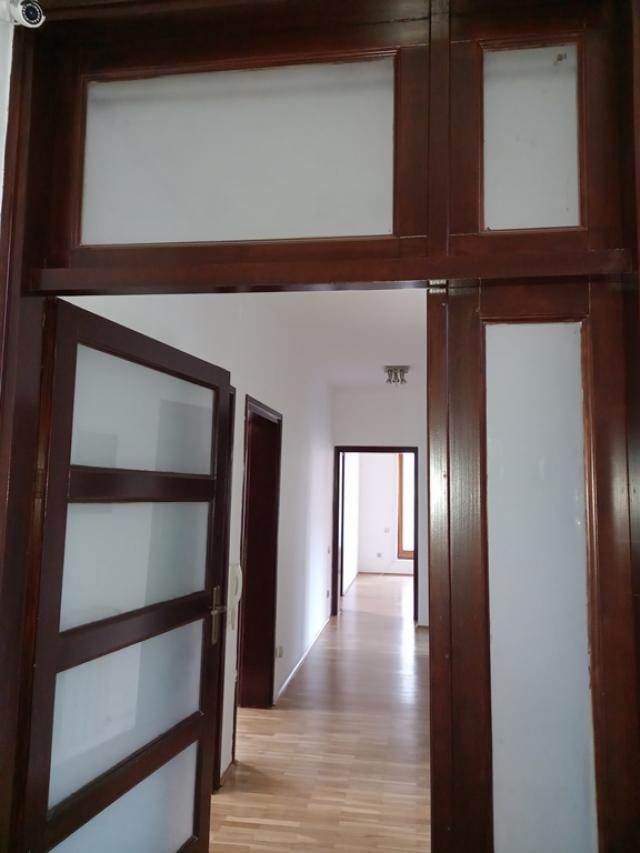 VOZDOVAC LEKINO BRDO 240m2 , T , 2000e