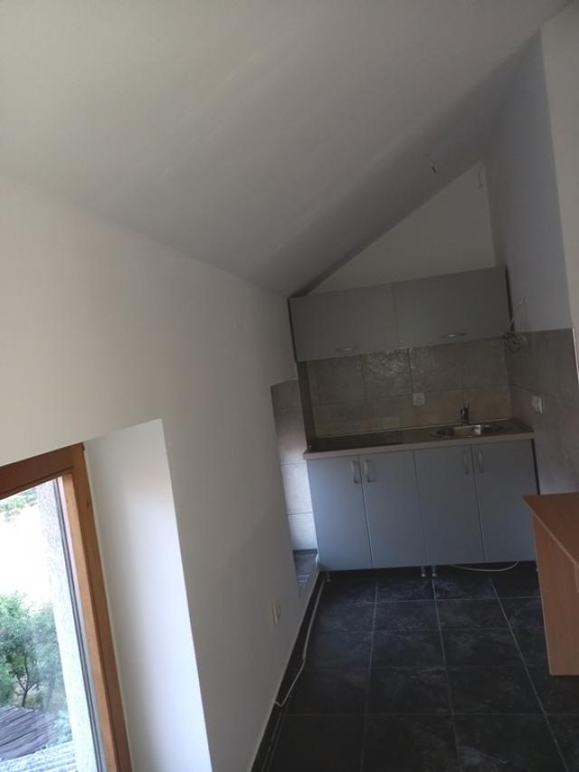 VOZDOVAC LEKINO BRDO 240m2 , T , 2000e