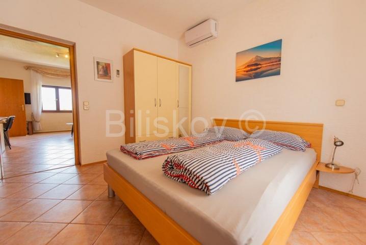 Čiovo, Okrug G. , obiteljska kuća s 4 apartmana, prodaja