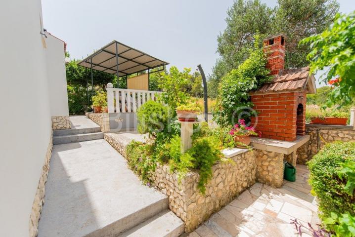 Čiovo, Okrug G. , obiteljska kuća s 4 apartmana, prodaja