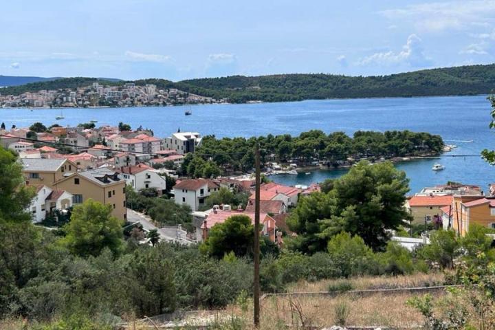 Trogir, Čiovo, moderna vila u izgradnji s bazenom i pogledom na more