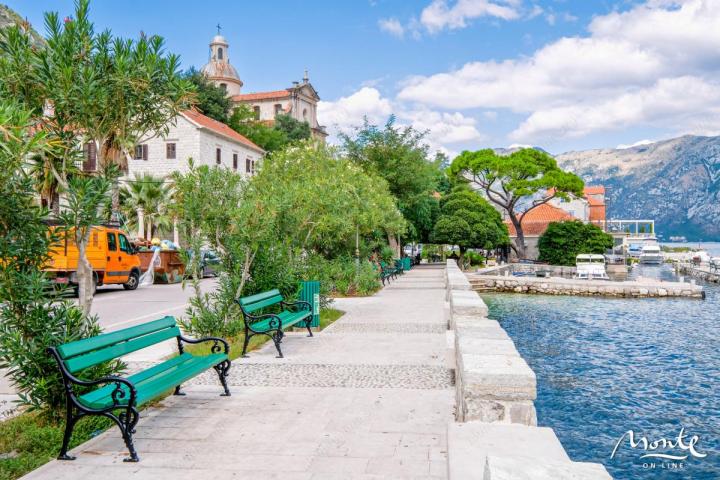 Prostrani stan sa 2 spavaće sobe na korak od mora u naselju. Prcanj