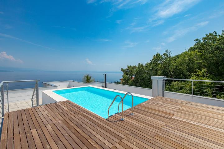 Opatija, atraktivan penthouse s bazenom NKP 367 m2 NOVOGRADNJA