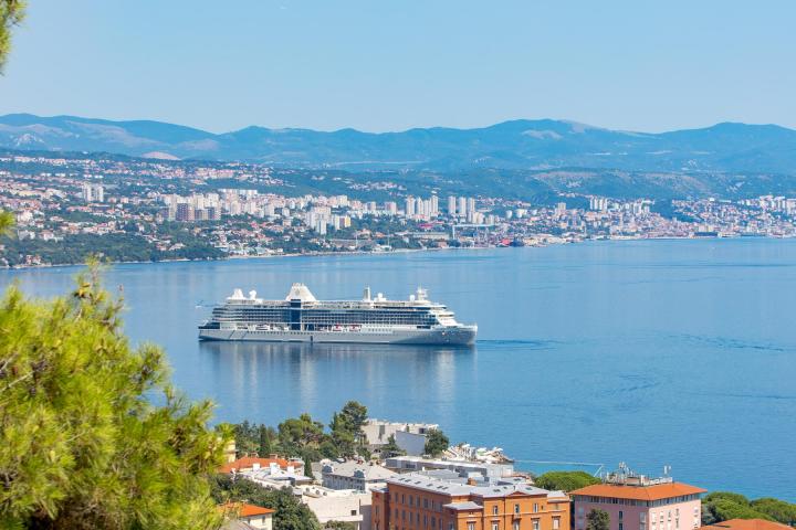 Opatija, moderan trosoban stan NKP 119 m2 u novogradnji