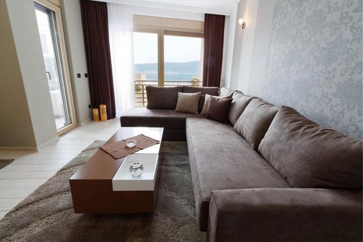 For rent: two-bedroom apartment with a sea view