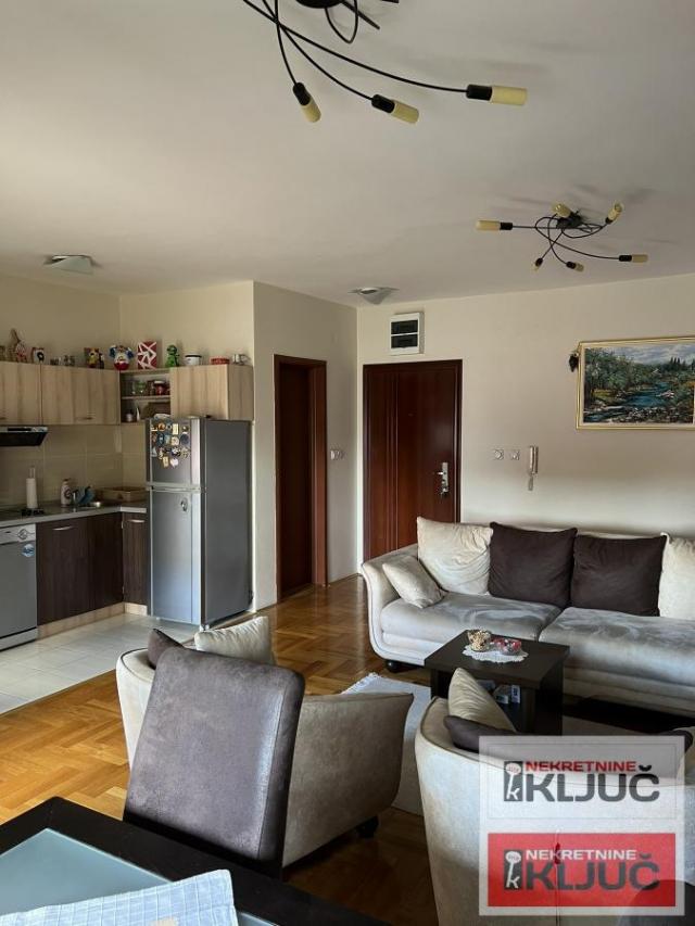 SOCIJALNO, 89m2, Četvorosoban-Duplex, Namešten, Parking