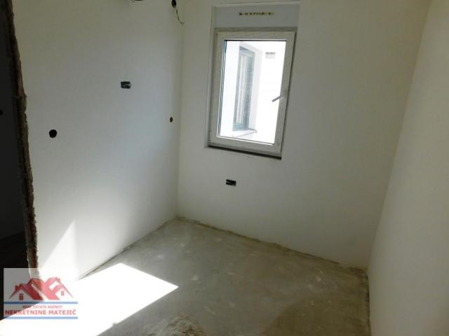 NOVOGRADNJA, STAN TROIPOSOBAN , 77M2, CENTAR, 3. SPRAT, —111. 000 E