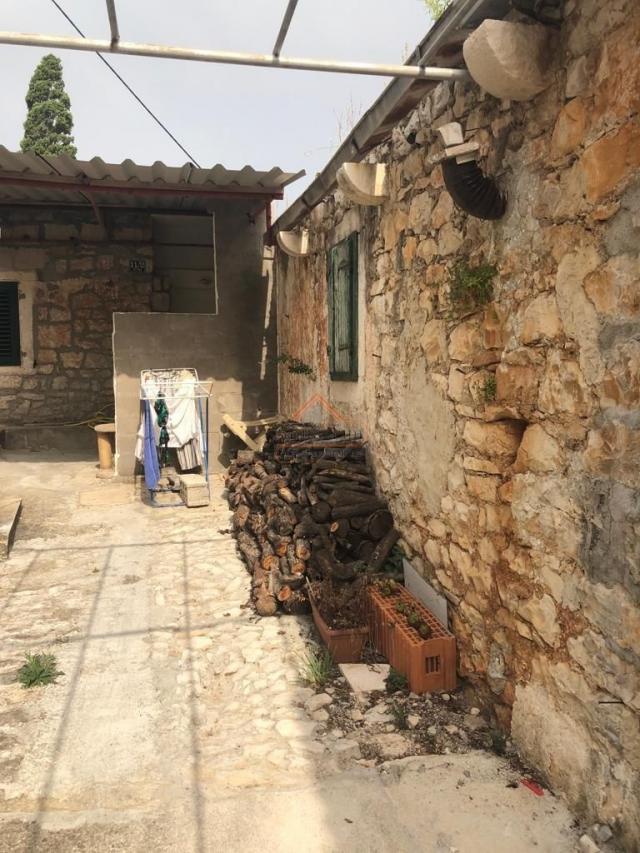 Pućiša - kamena kuća za renovaciju