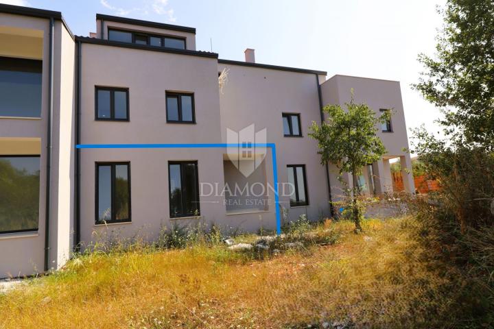 Poreč, surroundings, apartment in a new building with a garden