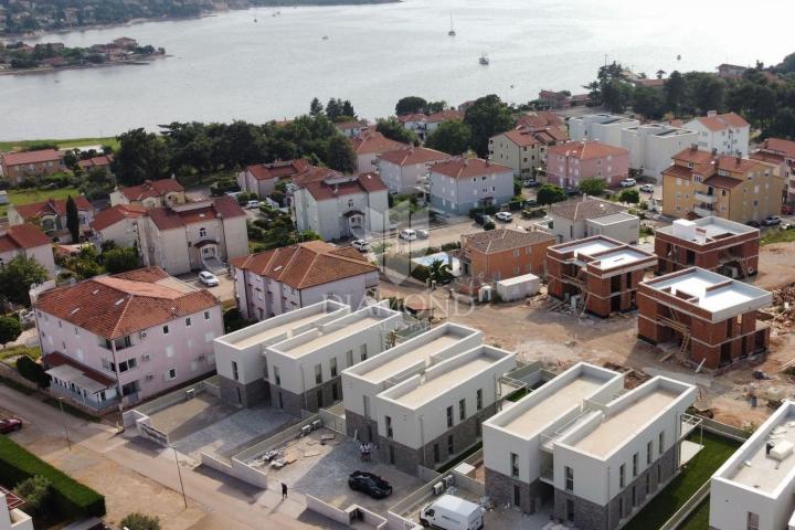 Novigrad, okolica! Moderan stan sa velikim vrtom 300 m do mora!