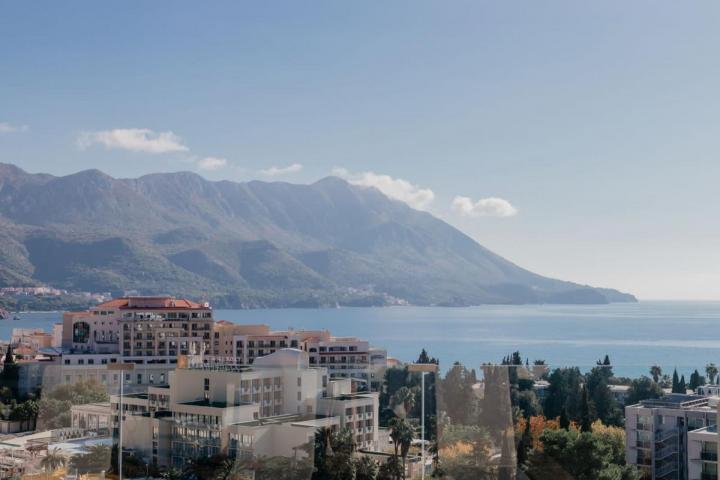 Stan sa 2 spavaće sobe i velikom terasom sa panoramskim pogledom na more u Bečićima