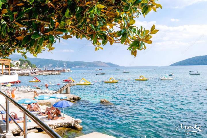 Stan sa 1 spavaćom sobom i panoramskim pogledom na more 2 koraka od mora, Herceg Novi