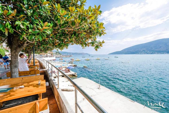 Stan sa 1 spavaćom sobom i panoramskim pogledom na more 2 koraka od mora, Herceg Novi