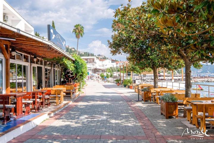 Stan sa 1 spavaćom sobom i panoramskim pogledom na more 2 koraka od mora, Herceg Novi