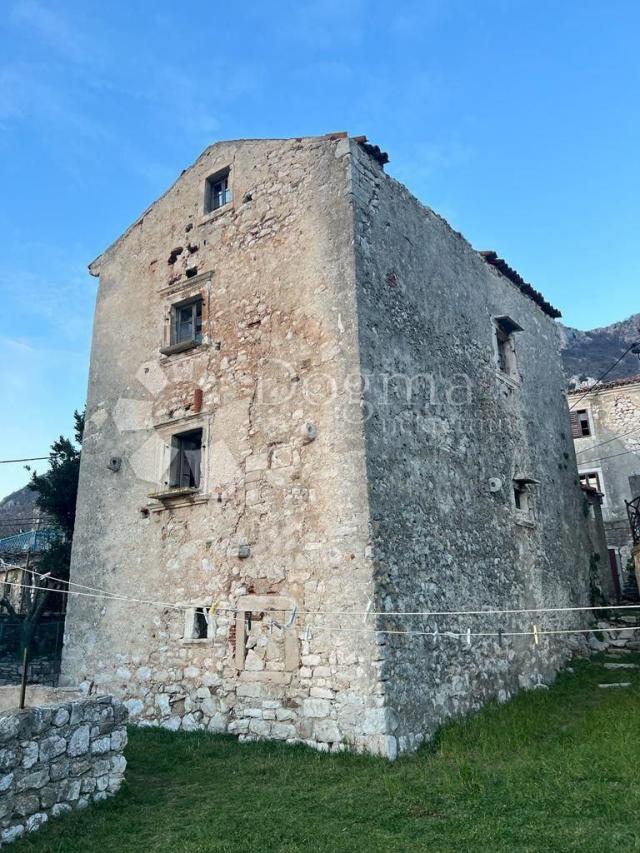 RIJETKOST U PONUDI!!! SAMOSTOJEĆA KUĆA SA POGLEDOM NA MORE U STAROGRADSKOJ JEZGRI