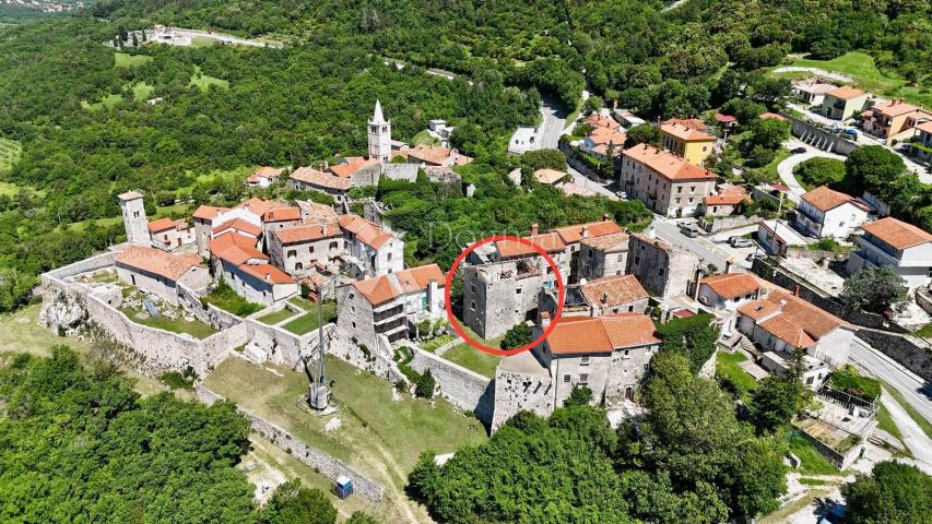 RIJETKOST U PONUDI!!! SAMOSTOJEĆA KUĆA SA POGLEDOM NA MORE U STAROGRADSKOJ JEZGRI