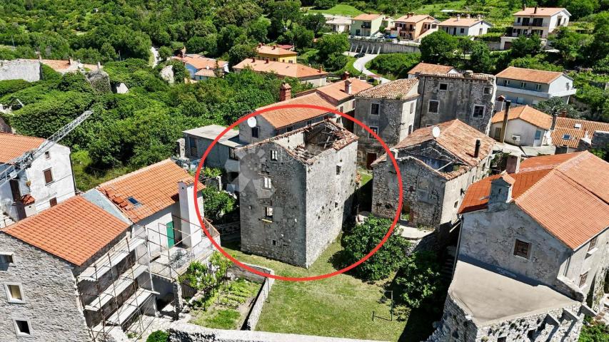 RIJETKOST U PONUDI!!! SAMOSTOJEĆA KUĆA SA POGLEDOM NA MORE U STAROGRADSKOJ JEZGRI