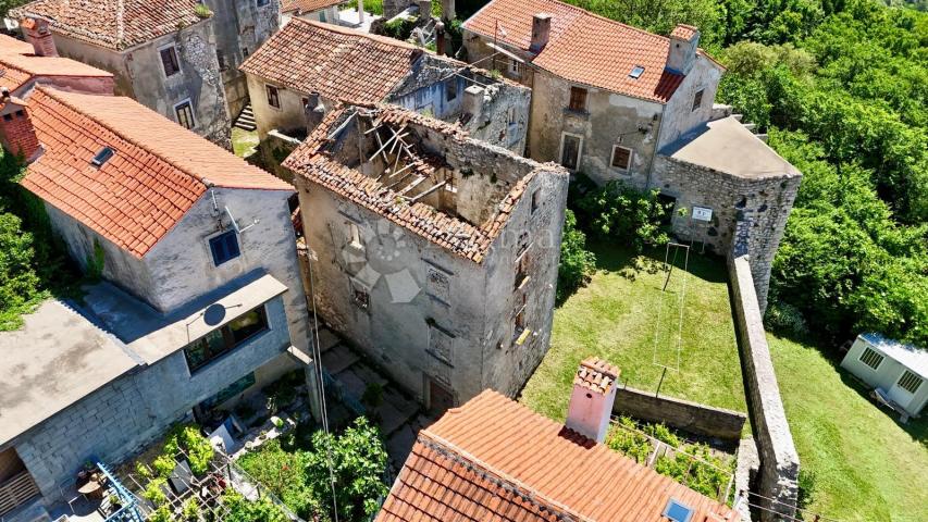 RIJETKOST U PONUDI!!! SAMOSTOJEĆA KUĆA SA POGLEDOM NA MORE U STAROGRADSKOJ JEZGRI