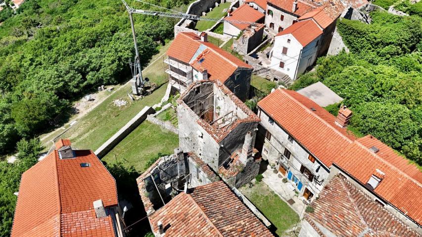 RIJETKOST U PONUDI!!! SAMOSTOJEĆA KUĆA SA POGLEDOM NA MORE U STAROGRADSKOJ JEZGRI