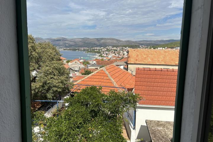 Trogir, Okrug Gornji, stara kuća u nizu površine 150 m2